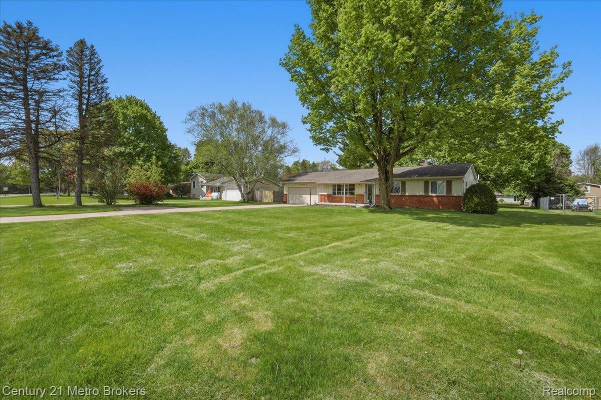 5457 North Seymour Road Flushing, MI 48433 - Photo 5 of 43 View of grassy yard with a garage