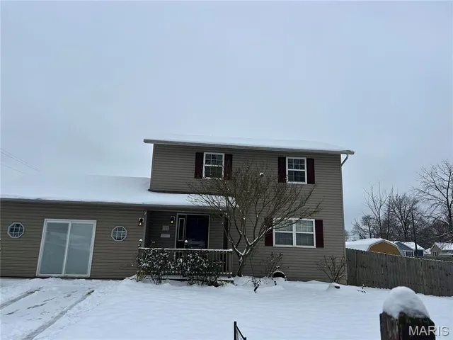 $215,000 | 350 Illinois Avenue, Wood River, IL 62095