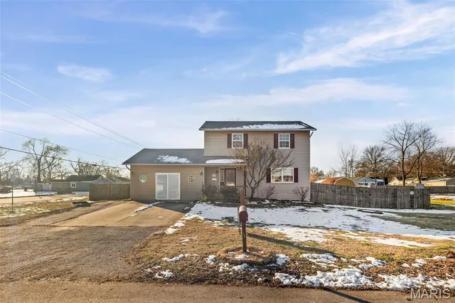 $215,000 | 350 Illinois Avenue, Wood River, IL 62095