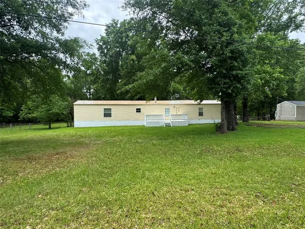 a view of a back yard
