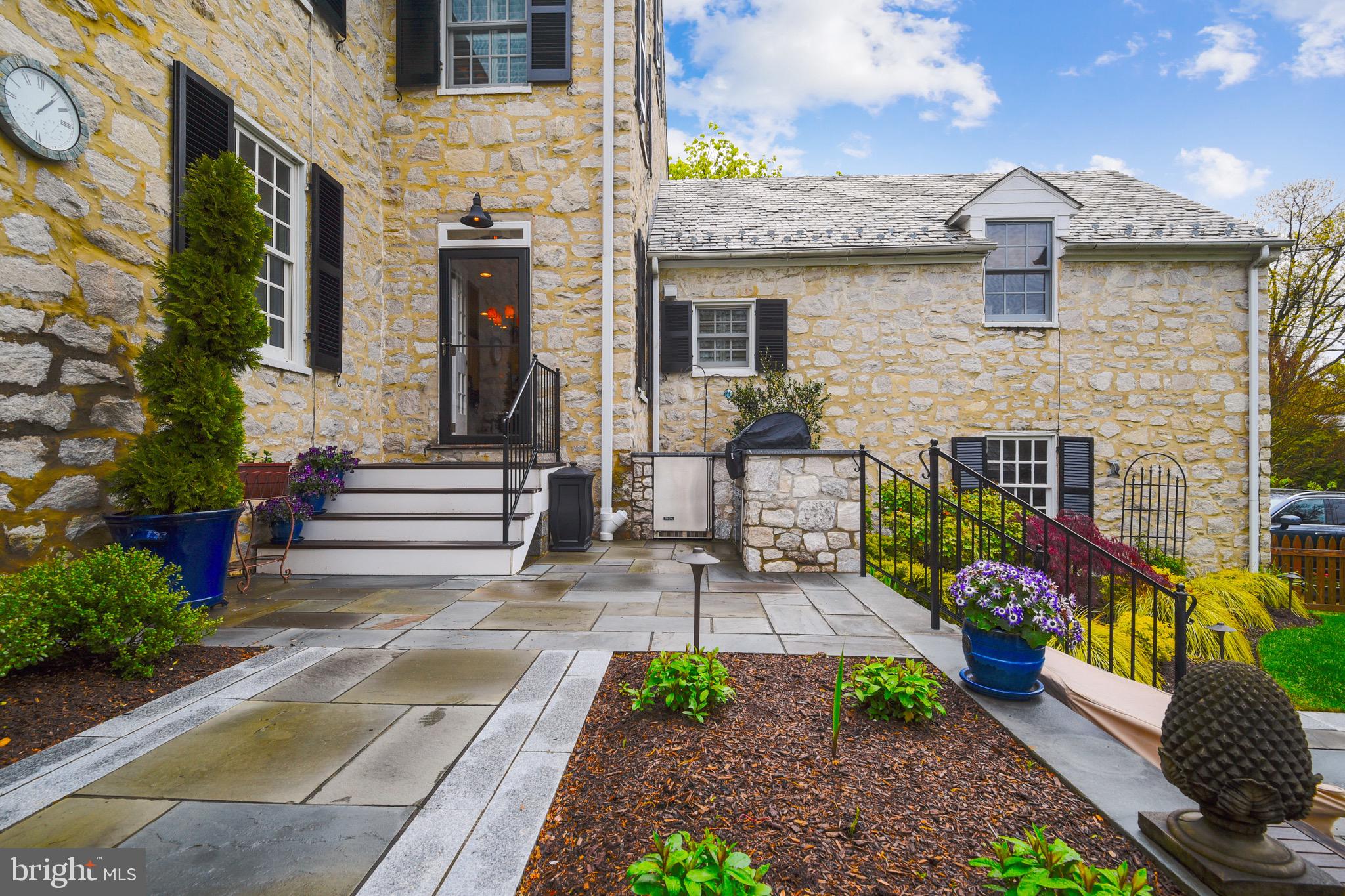 105 Tunbridge Road Baltimore, MD 21212 - Photo 53 of 62 a front view of a house with a garden