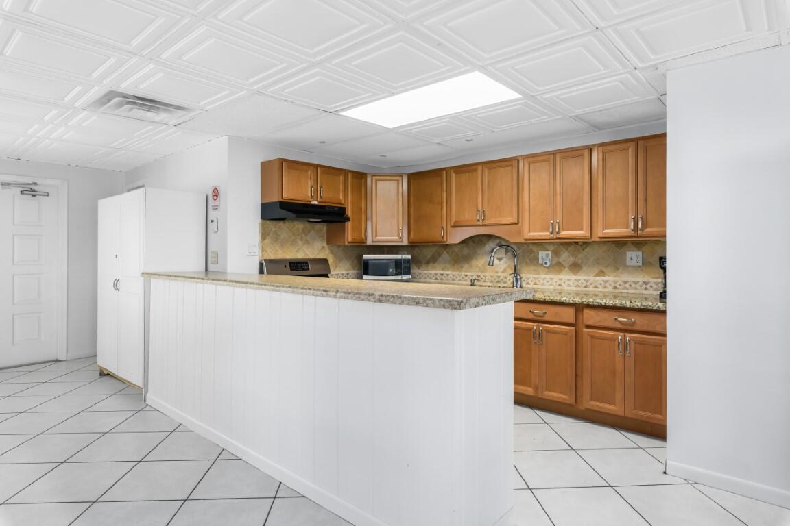 250 Northeast 20th Street, Unit 229 Boca Raton, FL 33431 - Photo 19 of 32 Clubhouse Kitchen