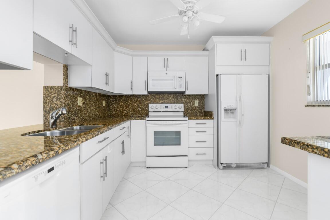 250 Northeast 20th Street, Unit 229 Boca Raton, FL 33431 - Photo 2 of 32 Kitchen - Granite Countertops