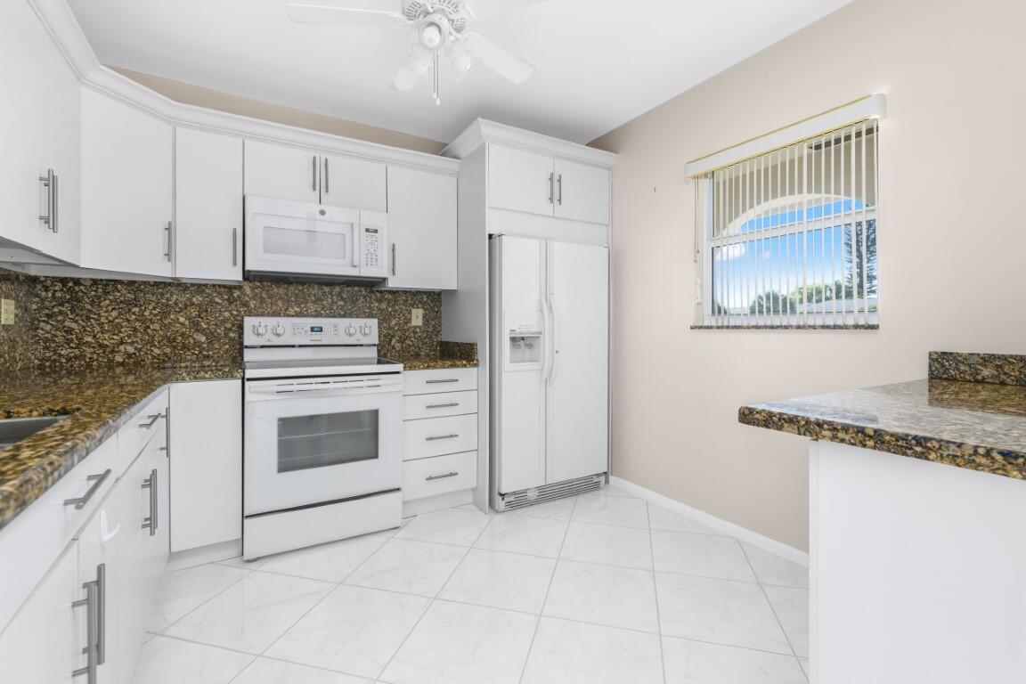 250 Northeast 20th Street, Unit 229 Boca Raton, FL 33431 - Photo 3 of 32 Kitchen
