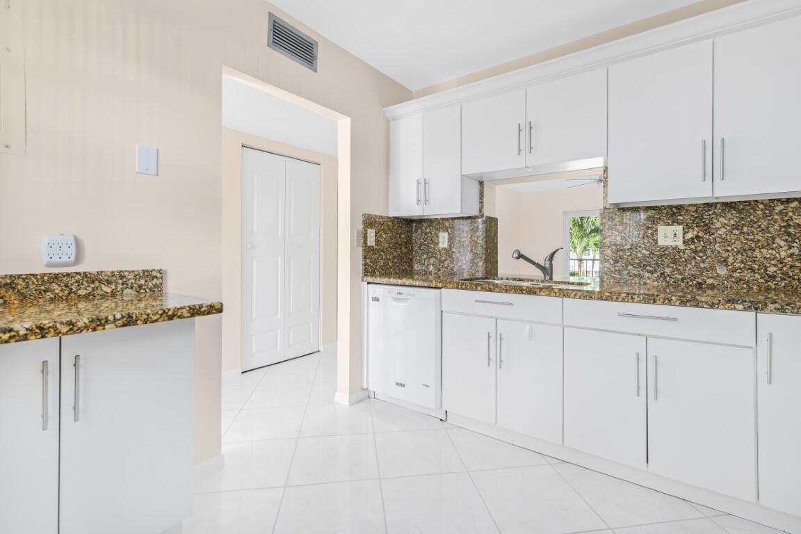 250 Northeast 20th Street, Unit 229 Boca Raton, FL 33431 - Photo 4 of 32 Kitchen