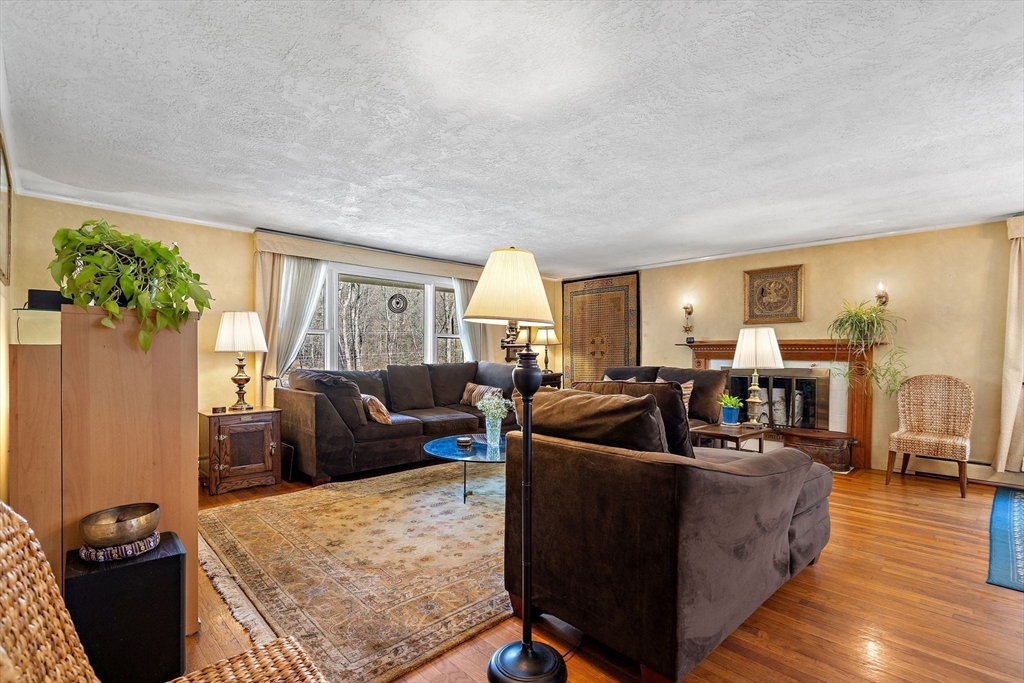 352 Taylor Road Stow, MA 01775 - Photo 5 of 39 Gallery Image 5