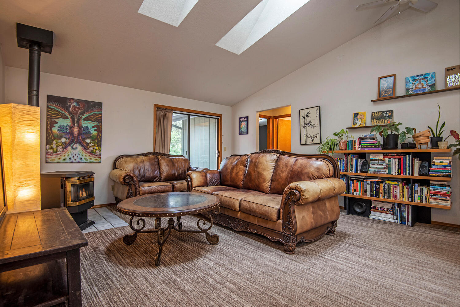 1906 Southwest Forest Ridge Avenue Bend, OR 97702 - Photo 5 of 19 Living room