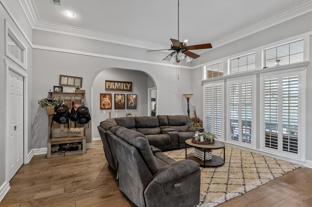 1807 Mill Creek Road Canton, TX 75103 - Photo 4 of 33 a living room with furniture and a window
