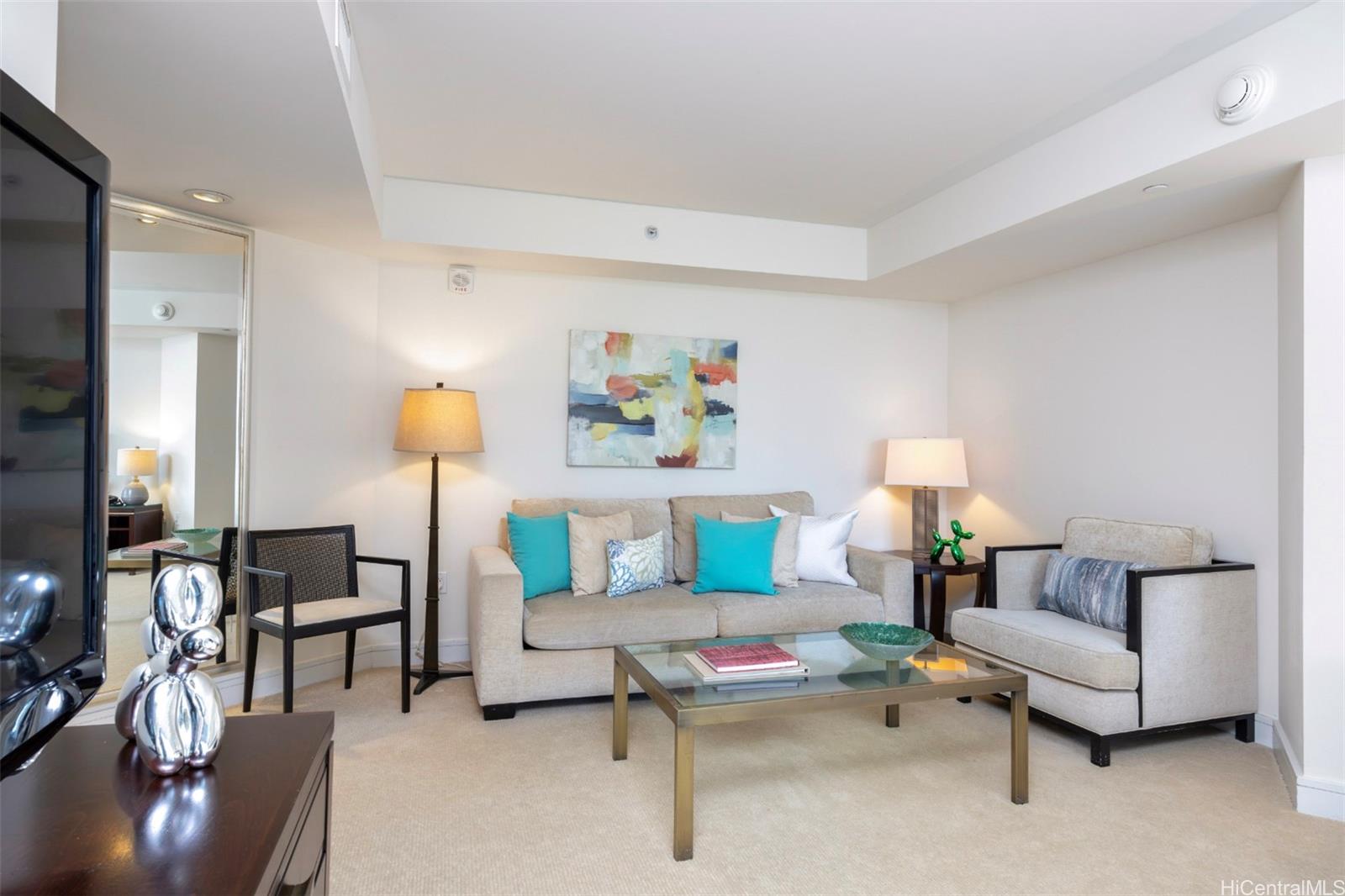 223 Saratoga Road, Unit 810 Honolulu, HI 96815 - Photo 6 of 24 a living room with furniture