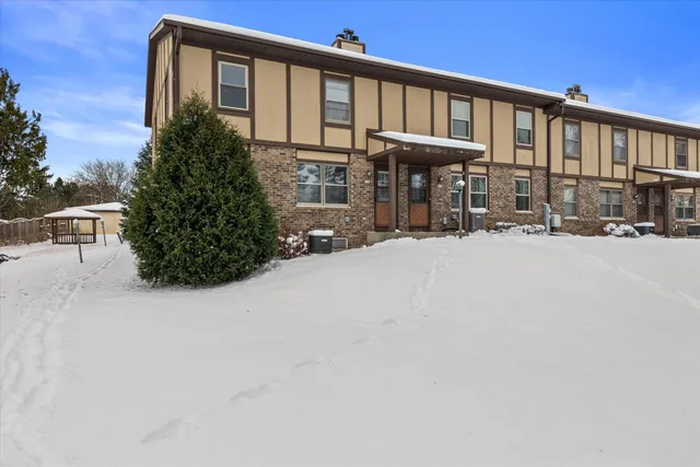 $284,900 | 530 Manchester Lane, Hartland, WI 53029