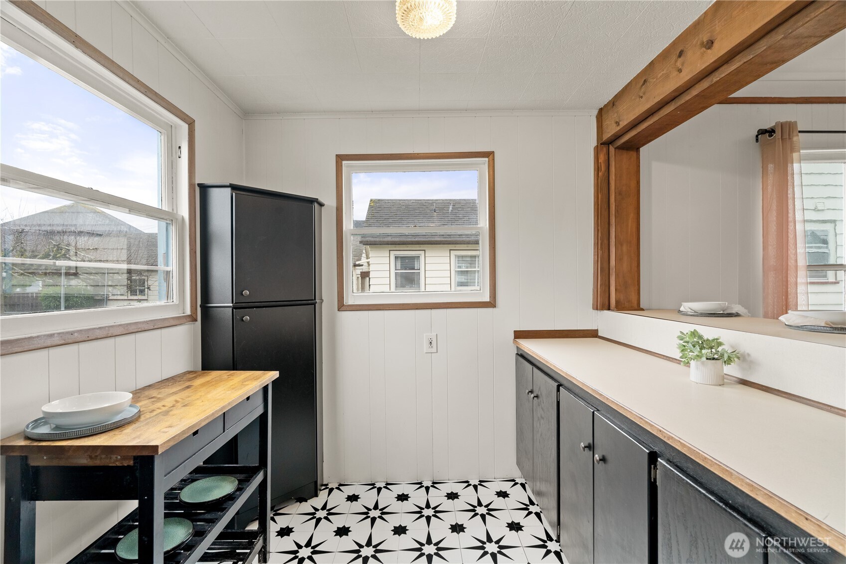 515 5th Street Hoquiam, WA 98550 - Photo 12 of 34 a kitchen with a table and chairs
