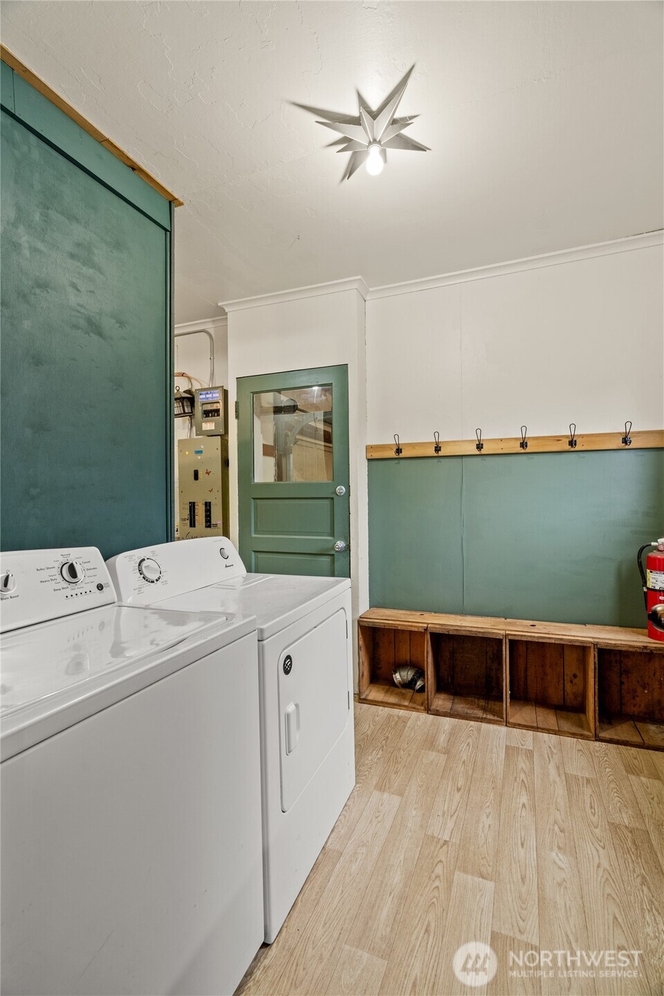 515 5th Street Hoquiam, WA 98550 - Photo 14 of 34 a living room with furniture and a window