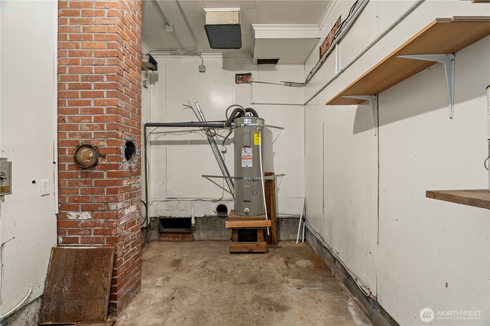 515 5th Street Hoquiam, WA 98550 - Photo 17 of 34 a view of room with gym equipment