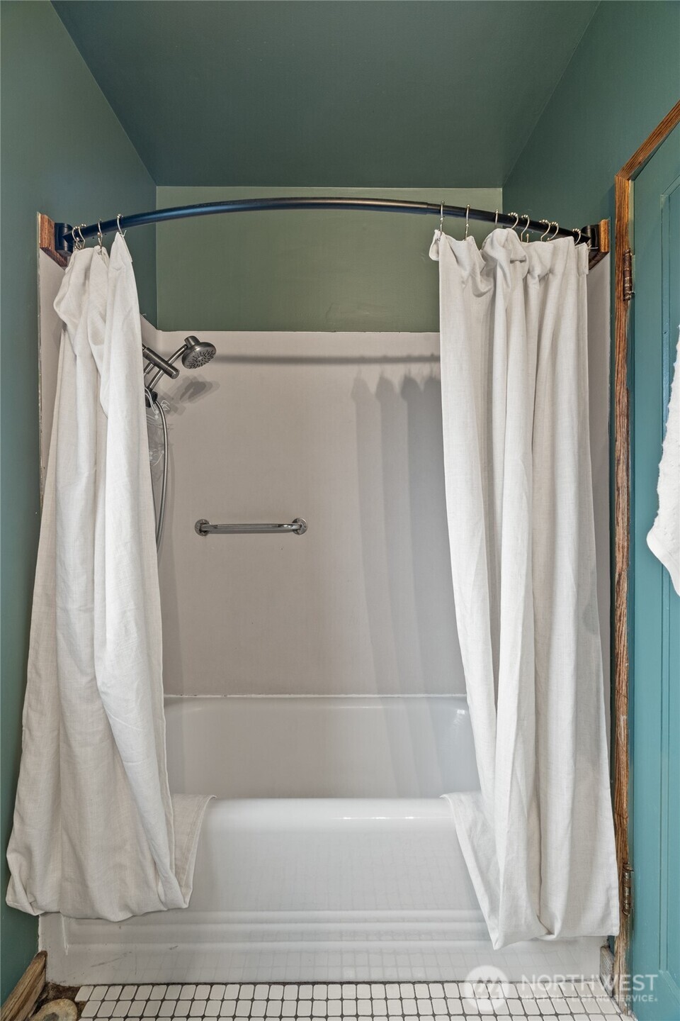 515 5th Street Hoquiam, WA 98550 - Photo 25 of 34 a bathroom with a shower and a tub