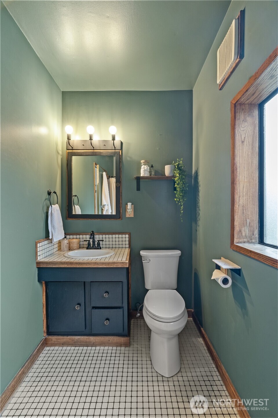 515 5th Street Hoquiam, WA 98550 - Photo 26 of 34 a bathroom with a toilet sink and mirror