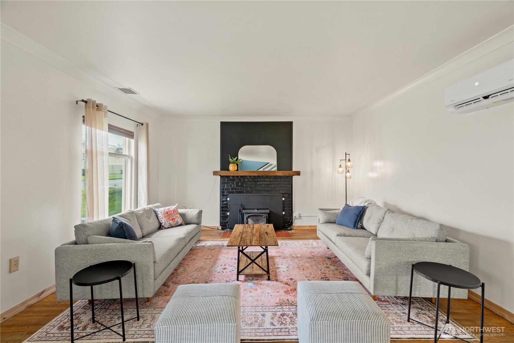 515 5th Street Hoquiam, WA 98550 - Photo 4 of 34 a living room with furniture and a fireplace