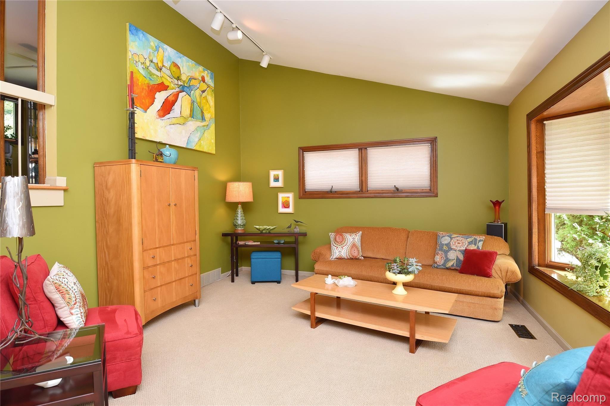 1377 Maple Drive Rochester, MI 48307 - Photo 5 of 42 1377 Maple Drive_05.JPG