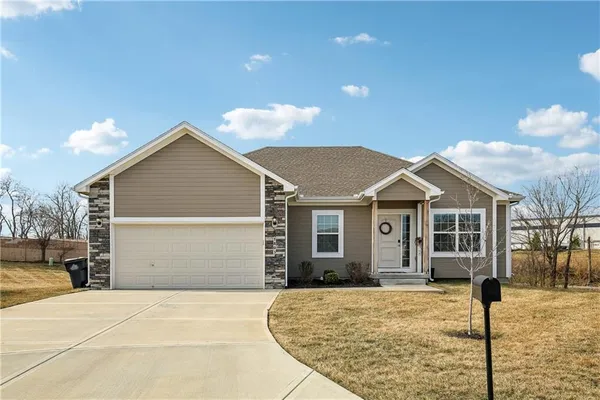 $399,900 | 700 Pampas Street, Pleasant Hill, MO 64080