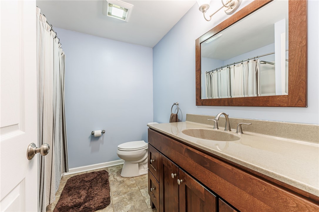 8 Meeting House Road Perinton, NY 14450 - Photo 24 of 40 Shared Bathroom 2nd floor