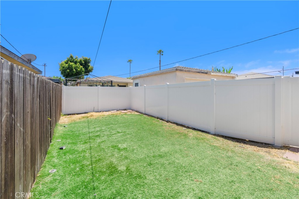 4712 West 152nd Street Lawndale, CA 90260 - Photo 10 of 21 a backyard of a house