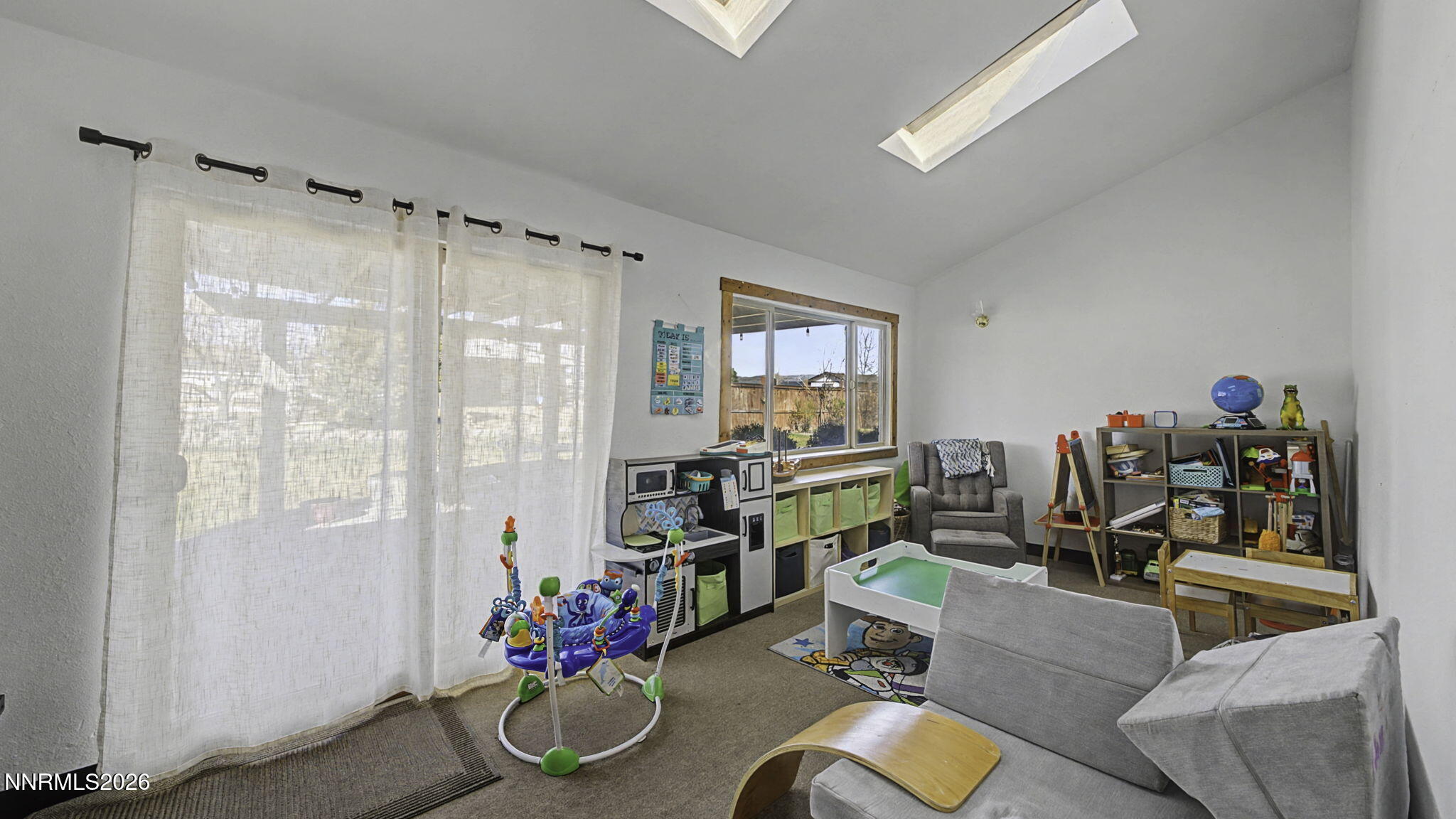 10585 Silver Knolls Boulevard Reno, NV 89508 - Photo 20 of 50 a living room with furniture and a flat screen tv