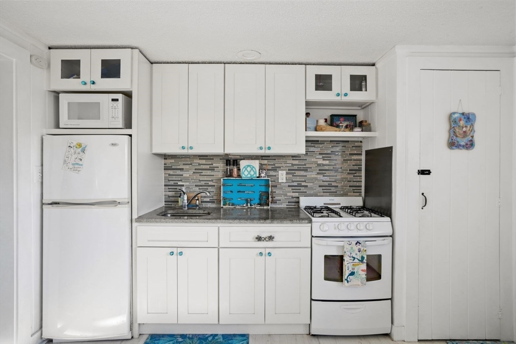 194 Captain Chase Road, Unit 4 Dennis Port, MA 02639 - Photo 4 of 14 Gallery Image 4