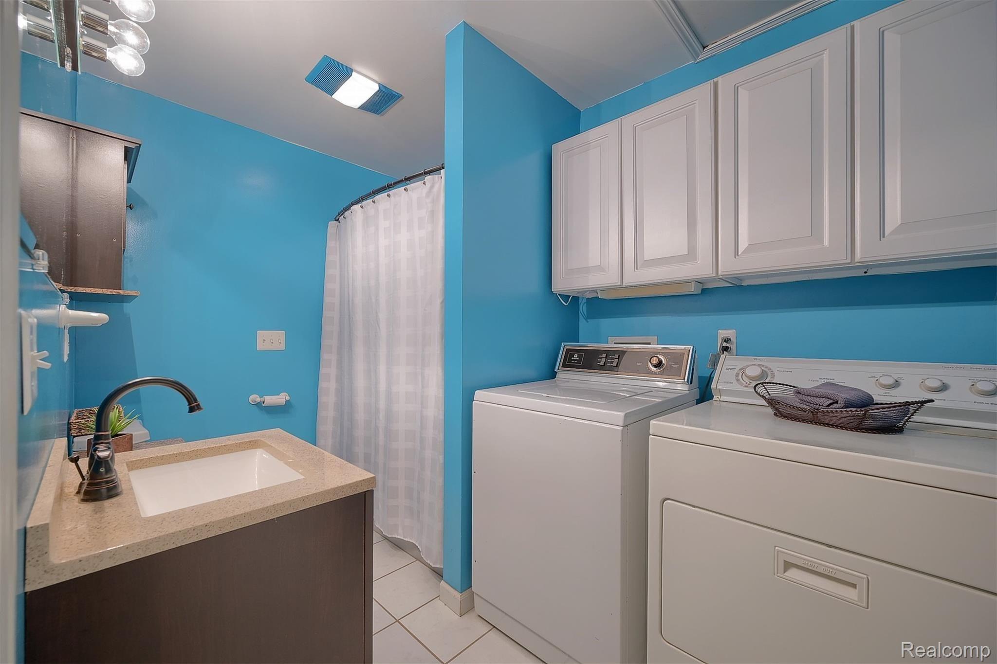 1153 Hemingway Road Lake Orion, MI 48360 - Photo 23 of 32 20-Bathroom-And-Laundry-Room-l.jpg