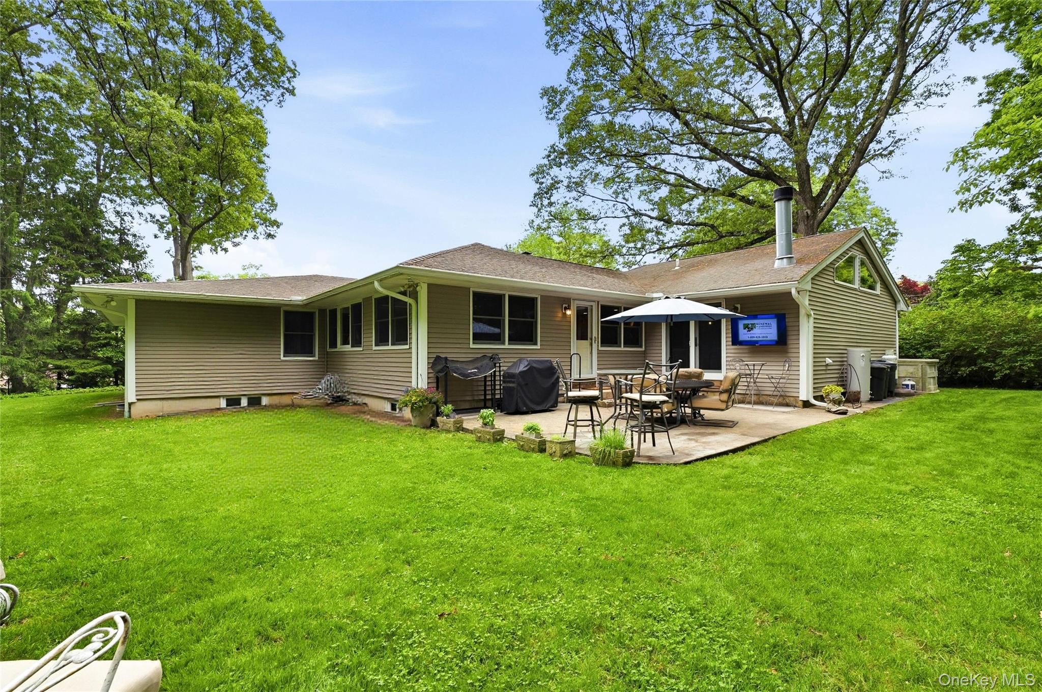 25 Edcris Lane Huntington, NY 11743 - Photo 34 of 40 Patio and lawn