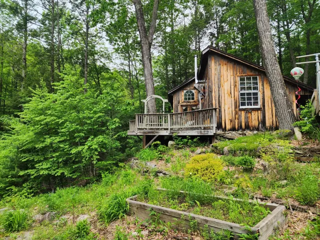 $380,000 | 183 Bear Hill Road, Dummerston, VT 05301