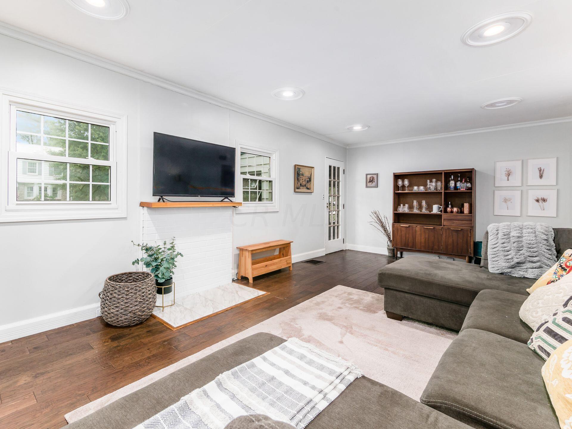 255 South Chesterfield Road Columbus, OH 43209 - Photo 10 of 54 Spacious Family Room with Overhead Lighting, Newer Flooring and Large Windows. Measures 11'10" x 22'5"