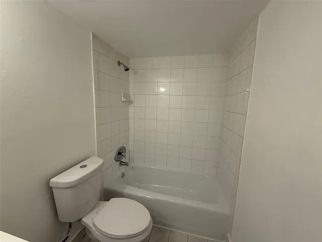 $2,050 | 18101 Northwest 68th Avenue, Unit C104, Hialeah, FL 33015