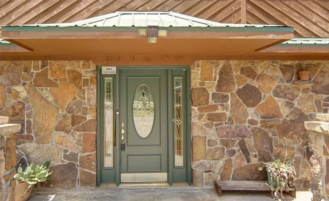 a view of entryway with a door