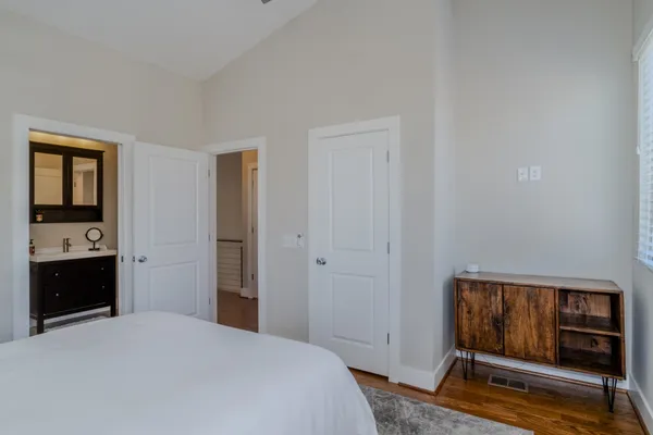 $4,000 | 422 36th Avenue North, Nashville, TN 37209