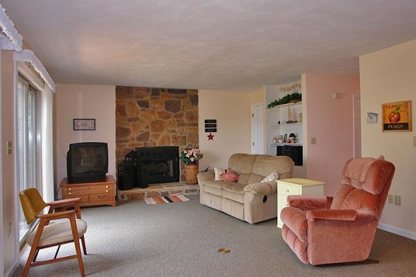 213 Saunders Point Road, Unit 1 Huddleston, VA 24104 - Photo 6 of 14 Living room