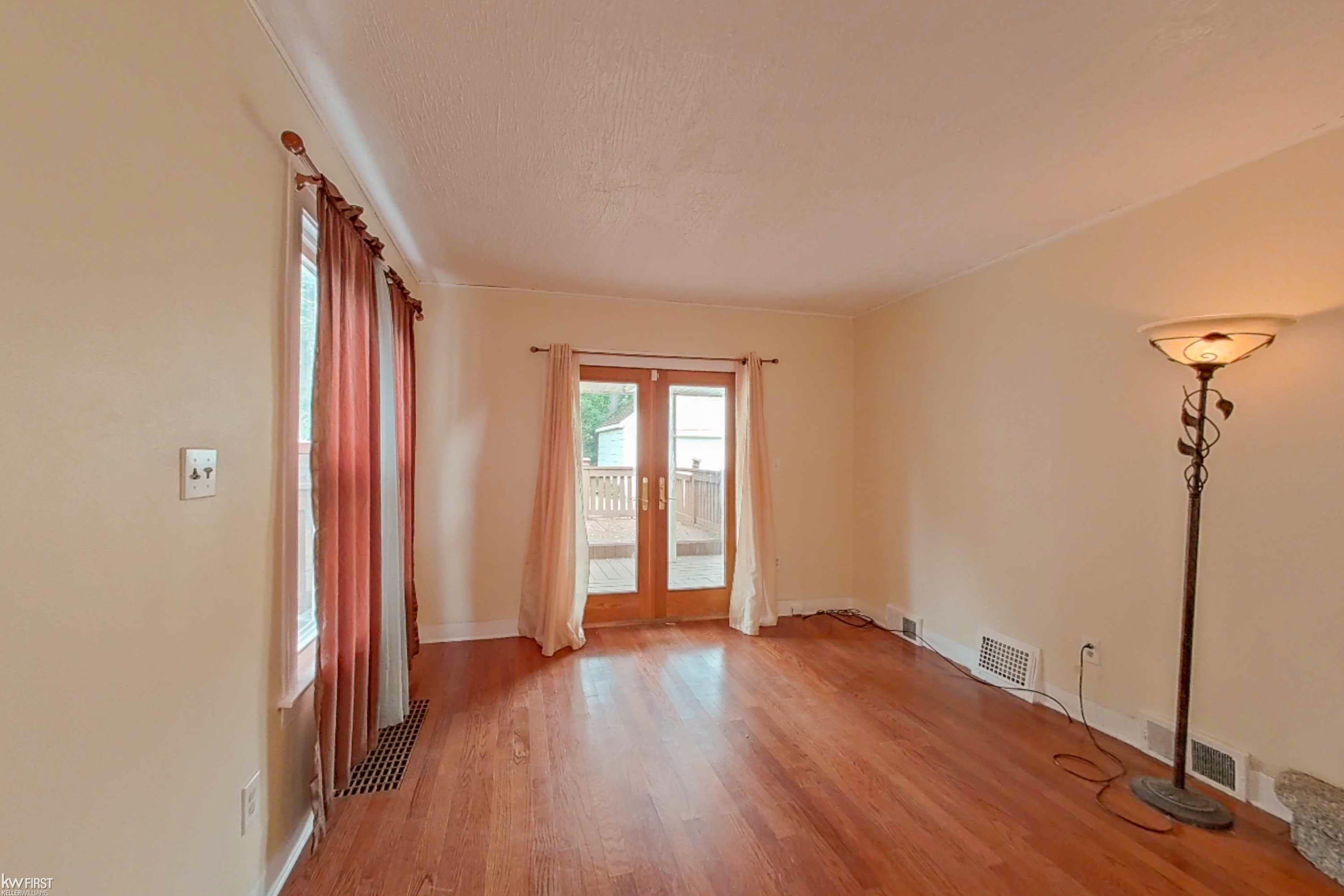 48 East Iroquois Road Pontiac, MI 48341 - Photo 5 of 52