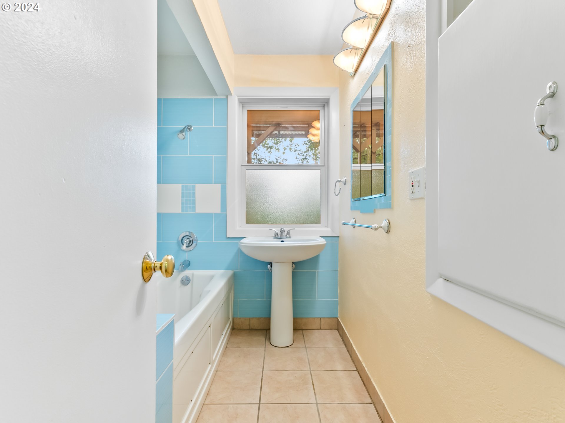 14191 South Livesay Road Oregon City, OR 97045 - Photo 18 of 41 Bathroom