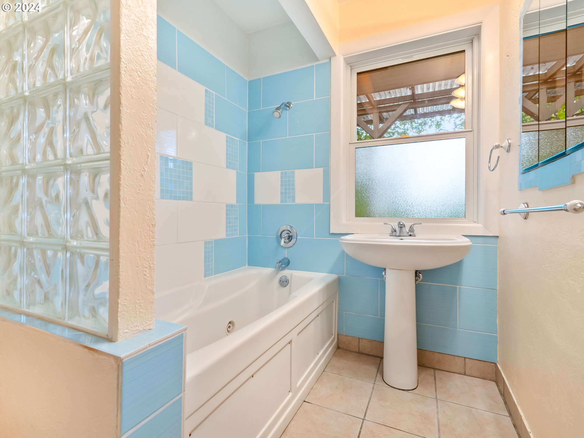14191 South Livesay Road Oregon City, OR 97045 - Photo 19 of 41 Bathroom