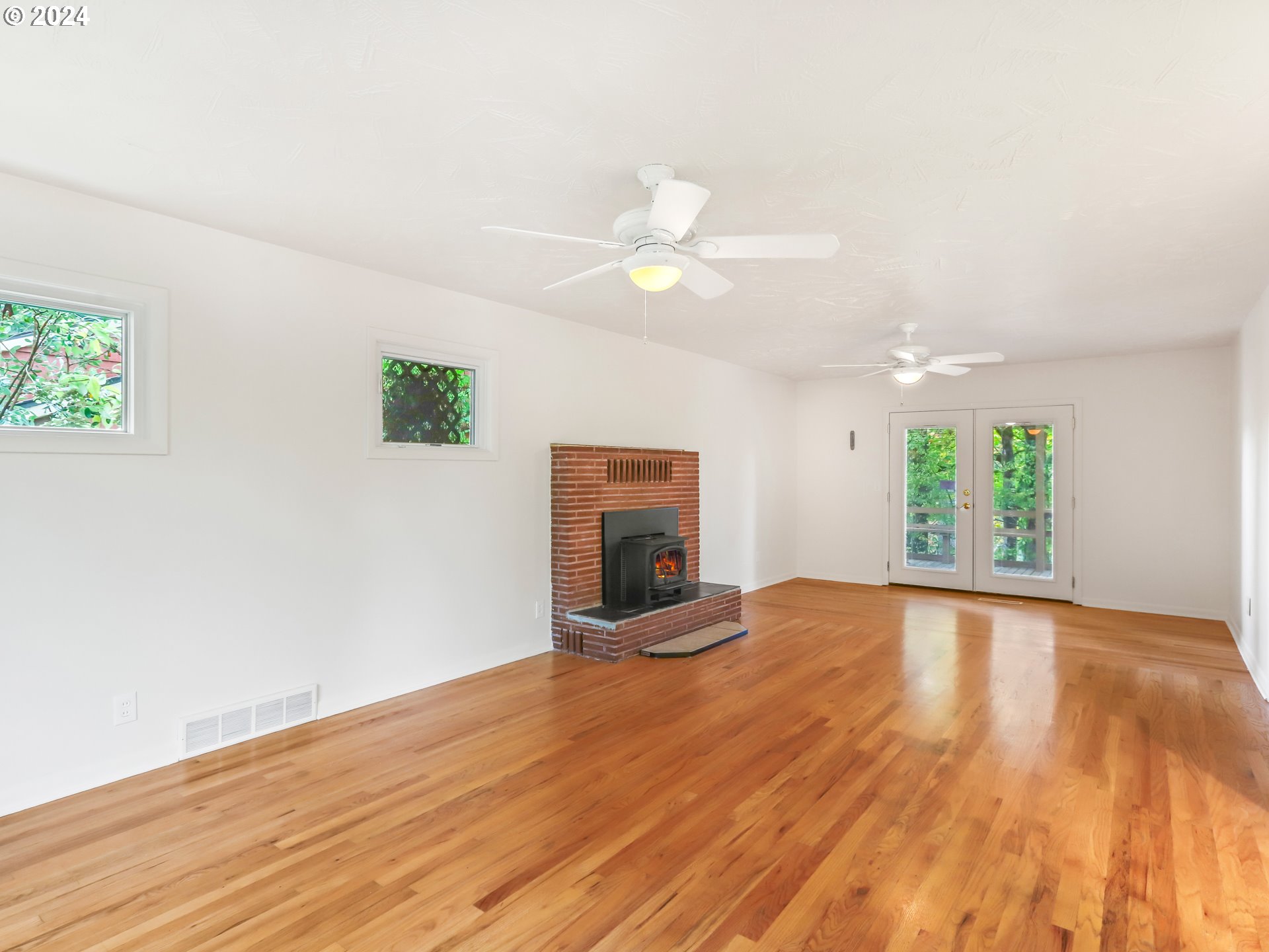 14191 South Livesay Road Oregon City, OR 97045 - Photo 6 of 41 Living Room