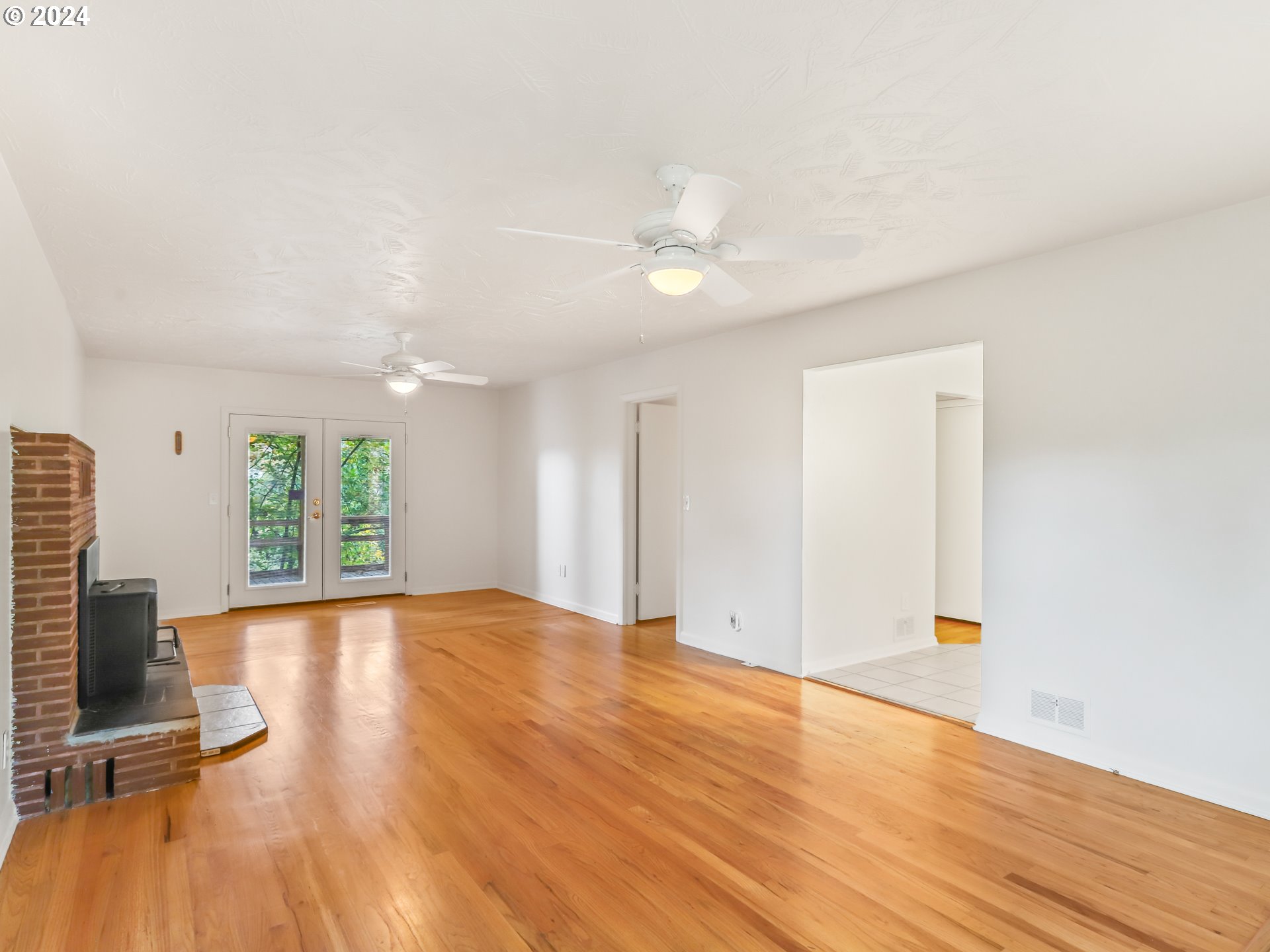 14191 South Livesay Road Oregon City, OR 97045 - Photo 7 of 41 Living Room/Dining Room