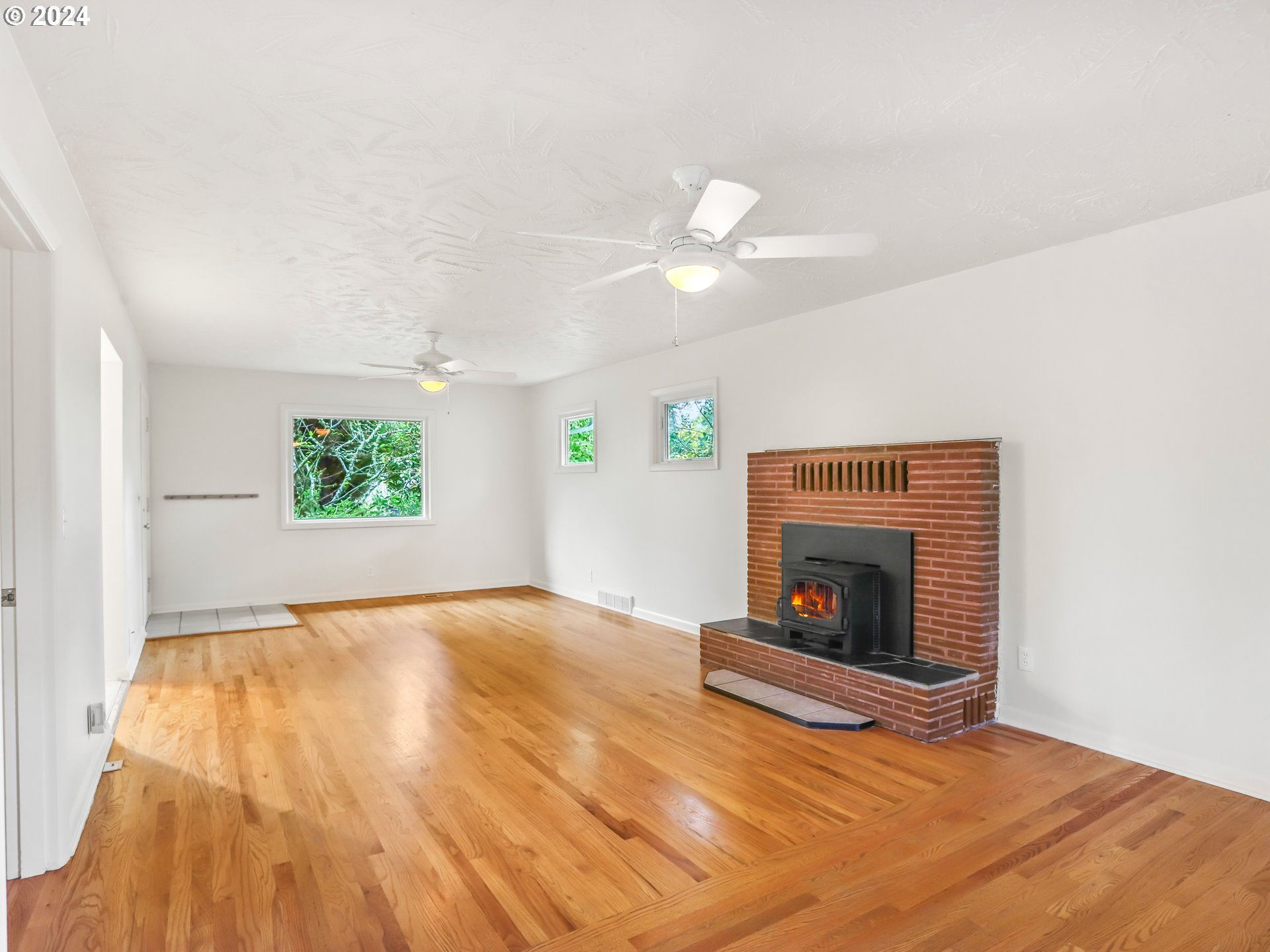 14191 South Livesay Road Oregon City, OR 97045 - Photo 8 of 41 Living Room/Dining Room