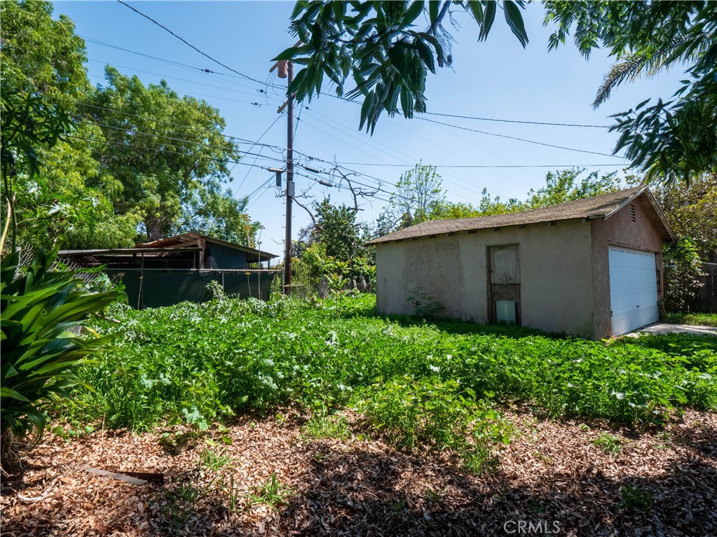 220 South Harris Avenue Compton, CA 90221 - Photo 12 of 18 a backyard of a house with lots of green space