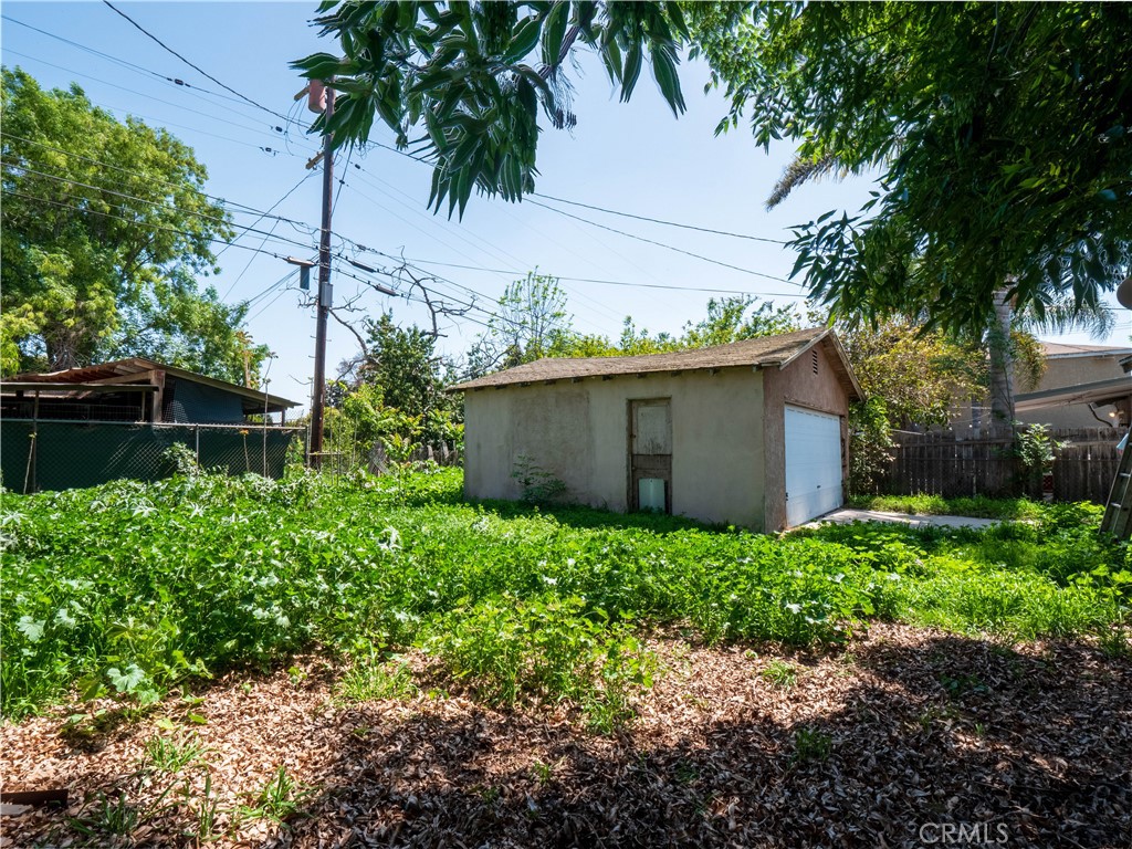 220 South Harris Avenue Compton, CA 90221 - Photo 13 of 18 a backyard of a house with lots of green space