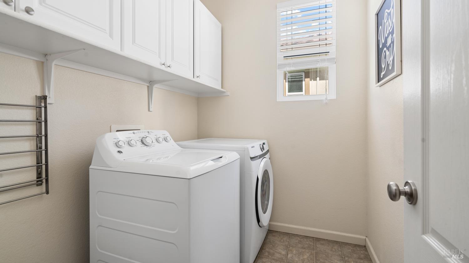 524 Chaparral Loop Vacaville, CA 95688 - Photo 23 of 43 a utility room with dryer and washer