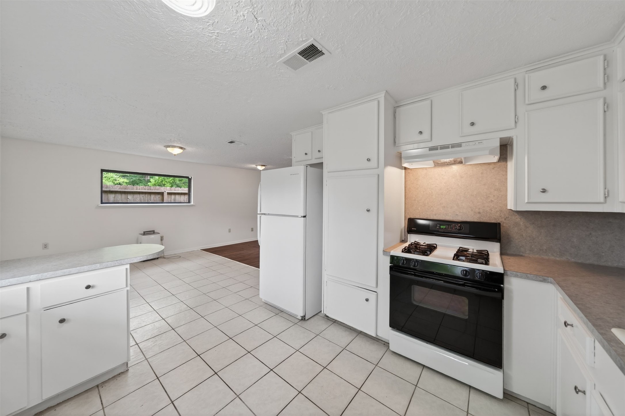 418 Texas Street Tomball, TX 77375 - Photo 19 of 31 (Virtually staged/AI enhanced). Image does not represent actual property as is.