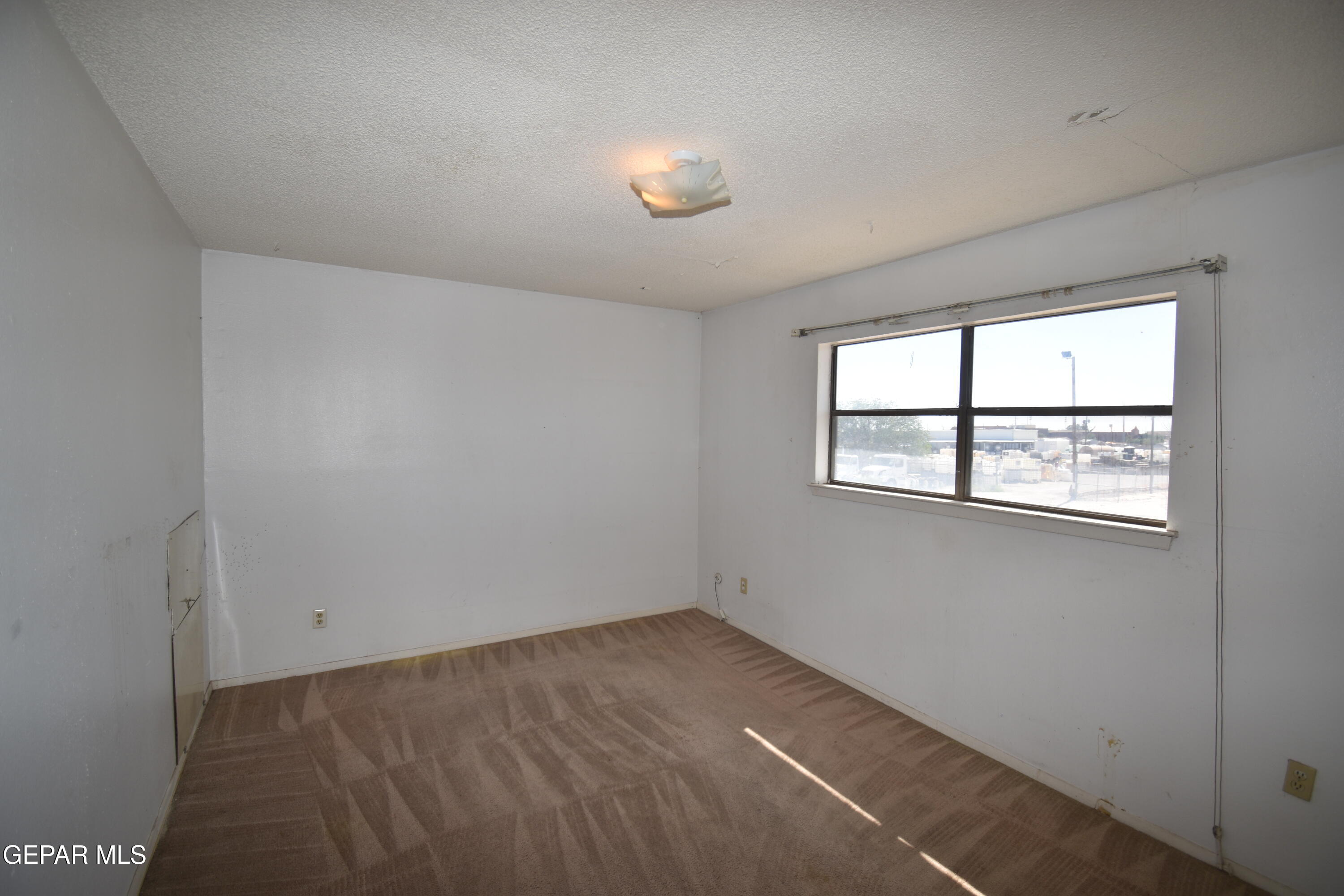 182 Prado Road El Paso, TX 79907 - Photo 12 of 19 an empty room with a window