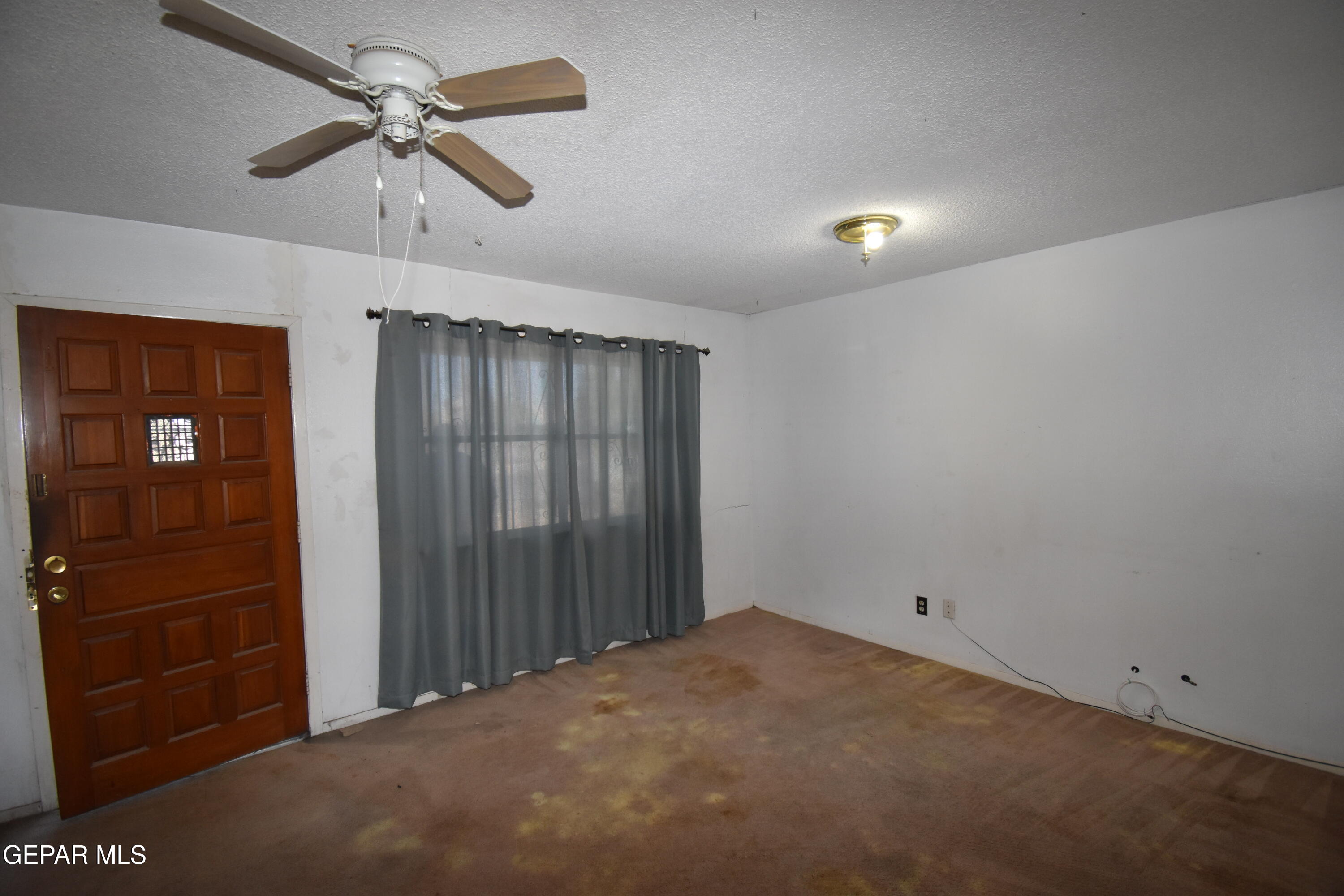182 Prado Road El Paso, TX 79907 - Photo 5 of 19 en empty room with windows and fan