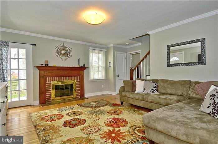 9905 Woodburn Road Silver Spring, MD 20901 - Photo 2 of 29 Living Room