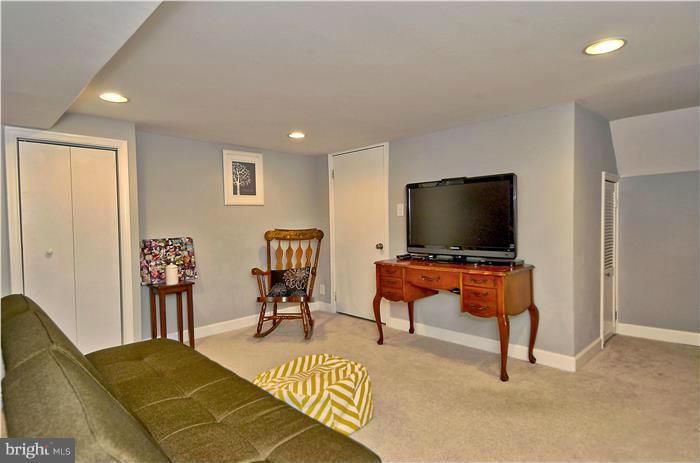 9905 Woodburn Road Silver Spring, MD 20901 - Photo 11 of 29 Family Room
