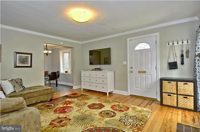 9905 Woodburn Road Silver Spring, MD 20901 - Photo 3 of 29 Living Room