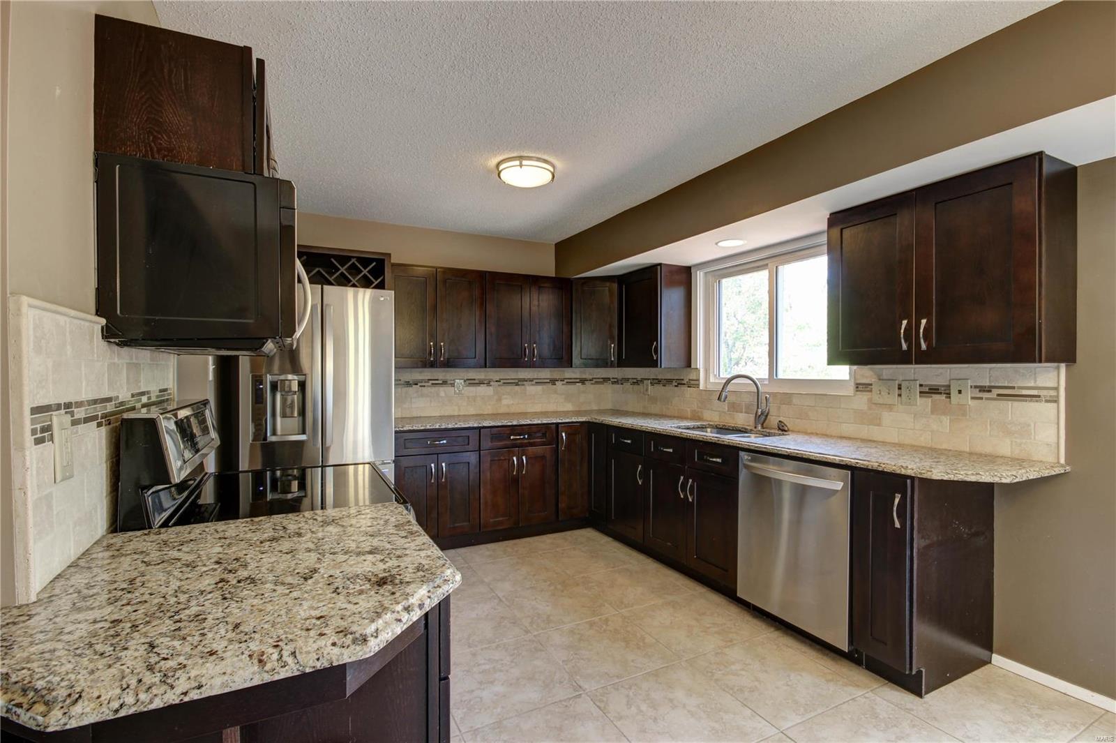 254 Braeshire Drive Ballwin, MO 63021 - Photo 14 of 36 Gallery Image 14